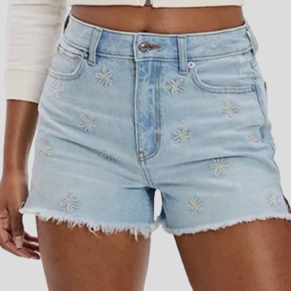American Eagle Daisy Embroidered High Waisted Denim Shorts Light Wash Cut Offs